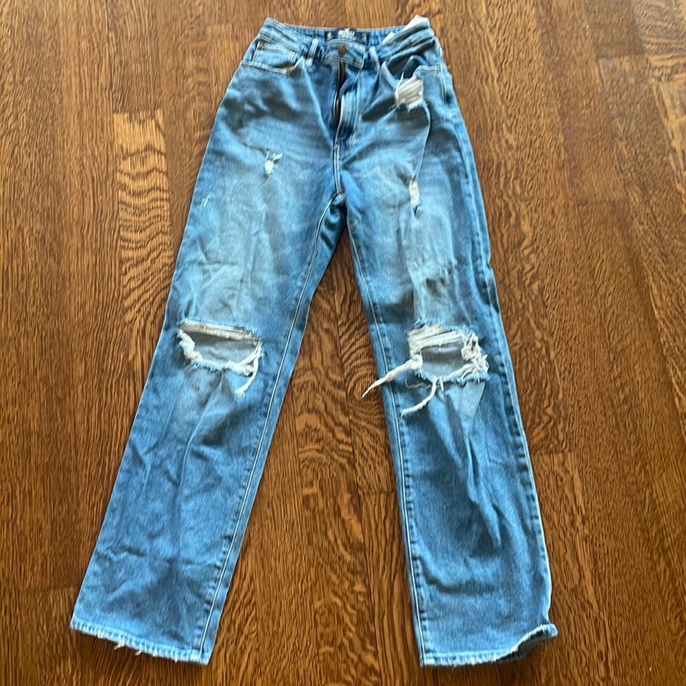 Mid wash blue jeans, knee rips